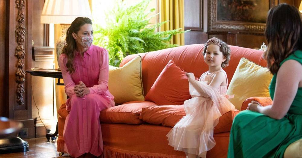 Kate Middleton keeps promise to cancer-stricken girl, 4, and 'dresses ...